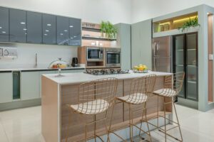 Banheiro compacto com móveis planejados e nichos sob medida em Santo André