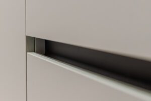 Closet planejado com prateleiras personalizadas em Santo André