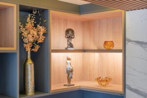 Cozinha personalizada com armários superiores e inferiores em Santo André.