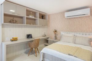 Escritório compacto com móveis planejados e prateleiras em Santo André.