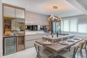 Sala com móveis planejados sob medida e iluminação