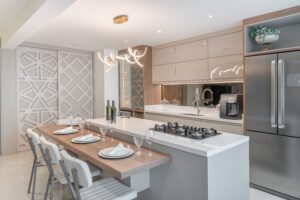 Banheiro planejado com espelho embutido e armários em Santo André.