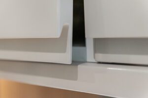 Sala de jantar moderna com móveis planejados