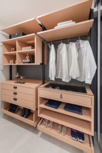 Guarda-roupa planejada com portas espelhadas em Santo André.