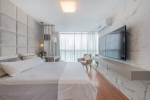 Cozinha personalizada pequena com armários embutidos em Santo André.