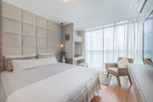 Móveis planejados em madeira clara para quarto em Santo André.