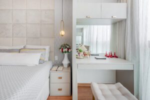 Sala de jantar com móveis planejados para ambientes pequenos em Santo André