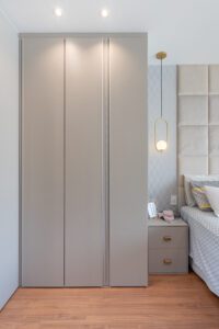 Guarda-roupa embutida com portas de correr em Santo André.