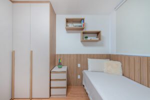 Sala integrada com móveis sob medida e acabamentos planejados em Santo André.