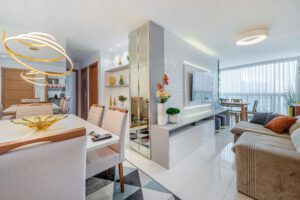 Banheiro compacto com móveis planejados sob medida em Santo