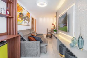 Cozinha planejada com design contemporâneo em Santo André.