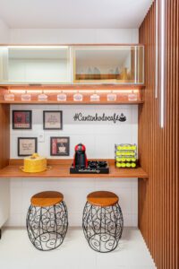 Home office planejado com bancada ampla em Santo André.