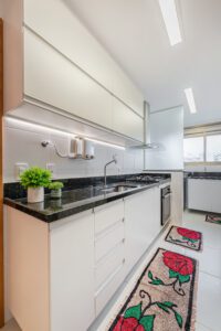 Closet moderno com móveis planejados em São Bernardo do Campo.