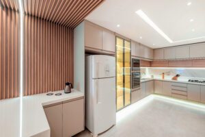 Escritório planejado com prateleiras organizadas