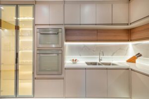 Sala de jantar planejada para ambientes pequenos em Santo André