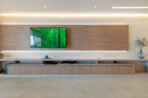 Sala com móveis sob medida e iluminação