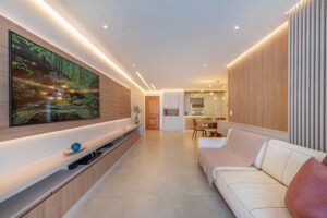 Banheiro moderno com armário planejado em