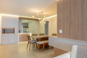 Estante projetado em madeira clara para